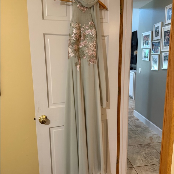 Cachet Sage Green Floral Embroidered Dress - Picture 5 of 10